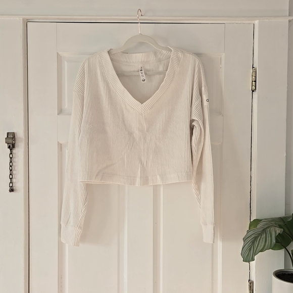 Alo Yoga Muse Ribbed Crop Pullover - Picture 3 of 7